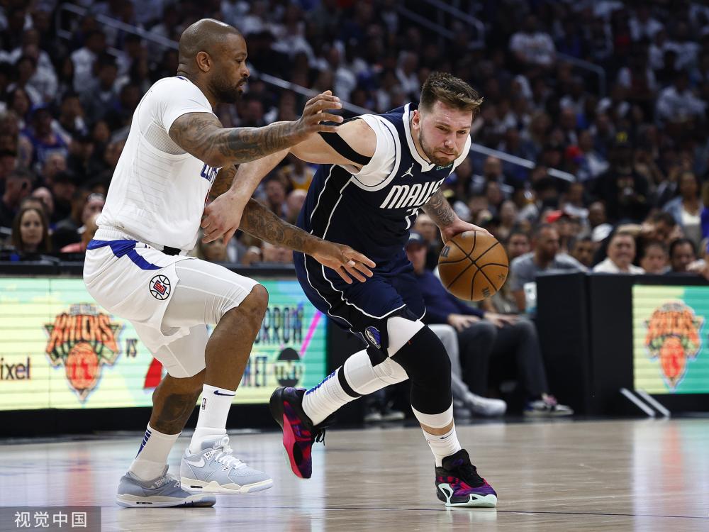 他们艰难地 他们艰难地